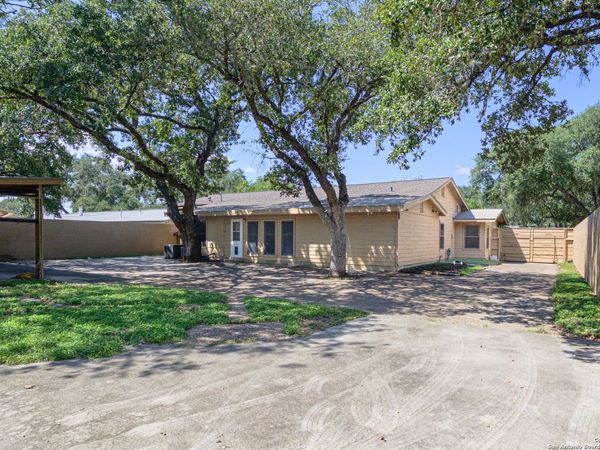 706 E Inez, Beeville, TX 78102