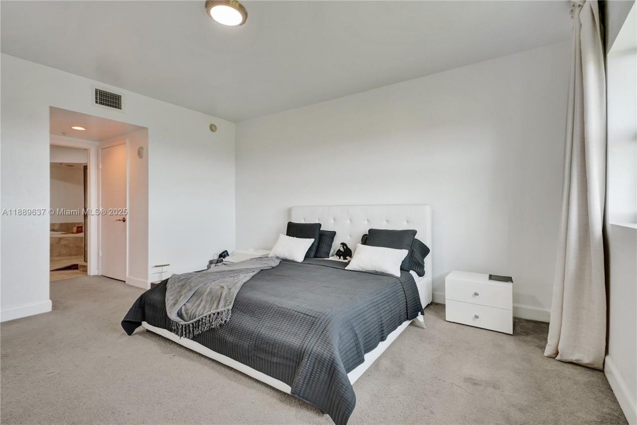 14951 Royal Oaks Ln, Unit 1704, North Miami, FL 33181 Photo