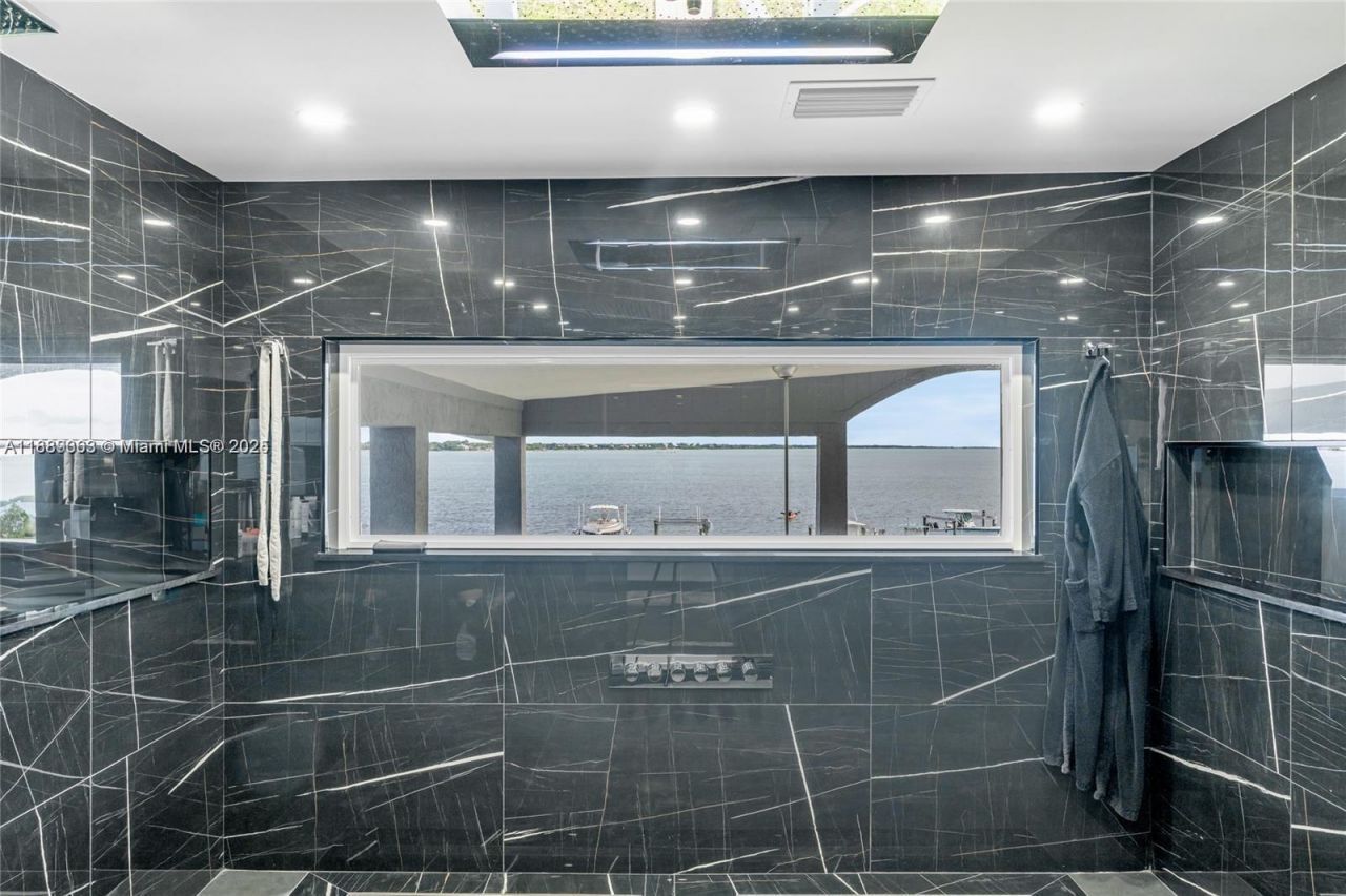 67 N Bounty Ln, Key Largo, FL 33037 Photo