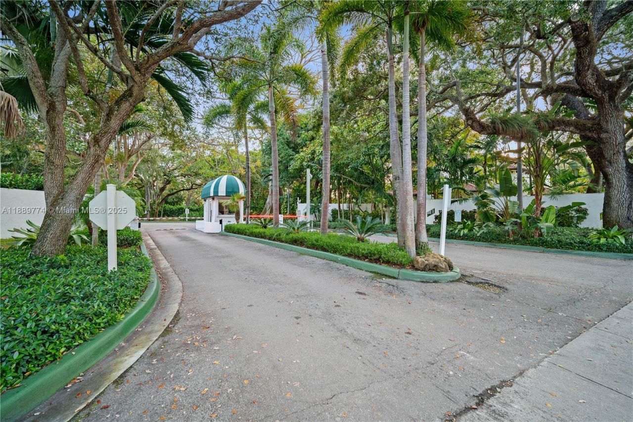 770 NE 69th St, Unit 2H, Miami, FL 33138 Photo