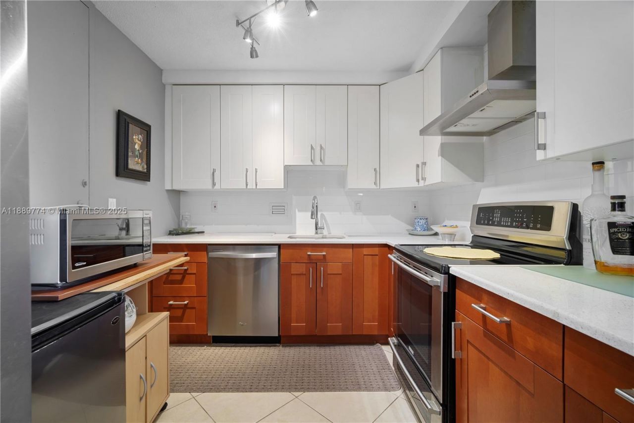 770 NE 69th St, Unit 2H, Miami, FL 33138 Photo