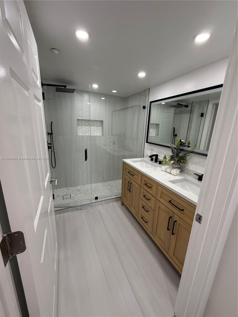 201 Golden Isles Dr, Unit 302, Hallandale Beach, FL 33009 Photo