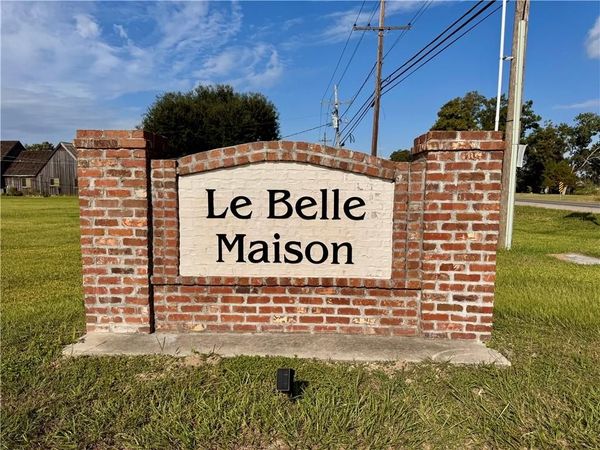 385 LE BELLE MAISON Drive, Raceland, LA 70394