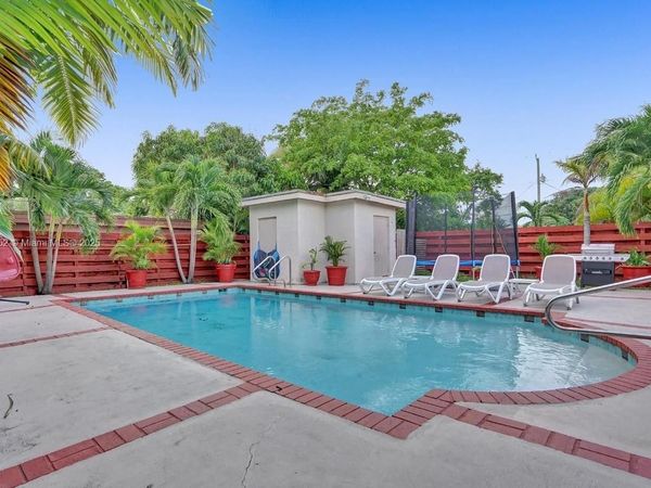 208 SW 2nd Ave, Hallandale Beach, FL 33009