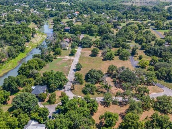 8 E Hampton DR, Seguin, TX 78155