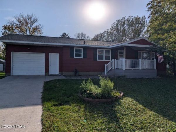 372 W RENVILLE ST, Pembina, ND 58271