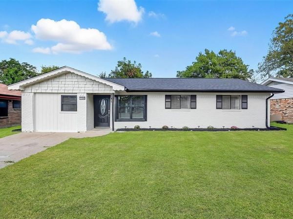 1106 Edgewood Street, Ennis, TX 75119