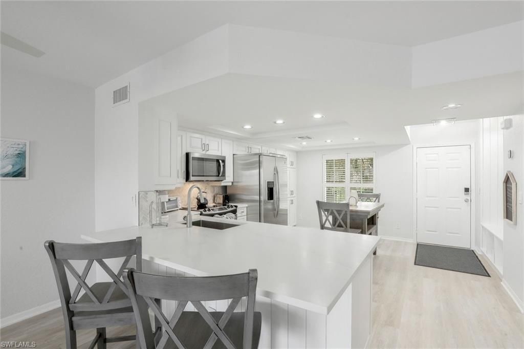 9101 Vanderbilt Dr, Unit 203, Naples, FL 34108 Photo