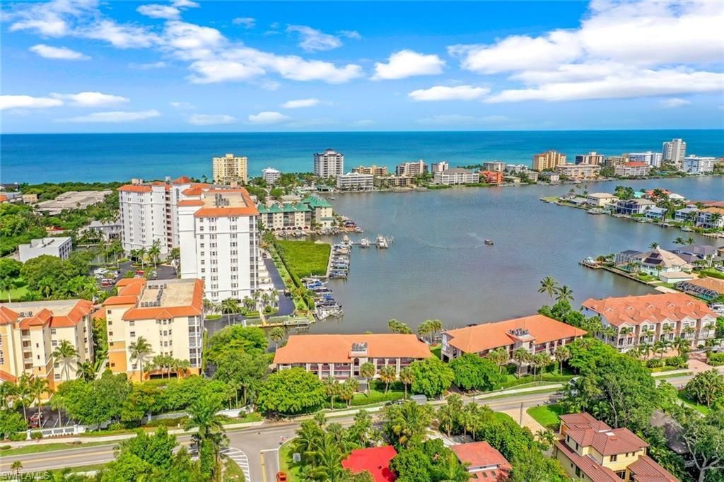 9101 Vanderbilt Dr, Unit 203, Naples, FL 34108 Photo