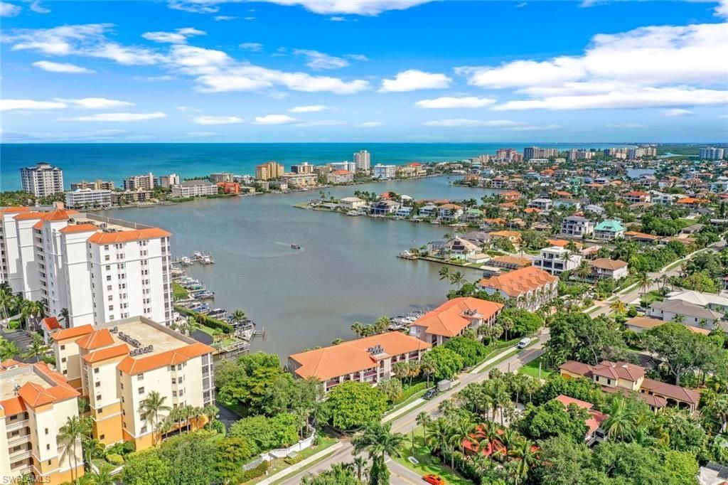 9101 Vanderbilt Dr, Unit 203, Naples, FL 34108 Photo