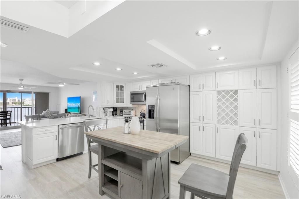 9101 Vanderbilt Dr, Unit 203, Naples, FL 34108 Photo