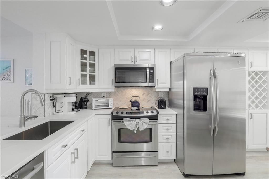 9101 Vanderbilt Dr, Unit 203, Naples, FL 34108 Photo