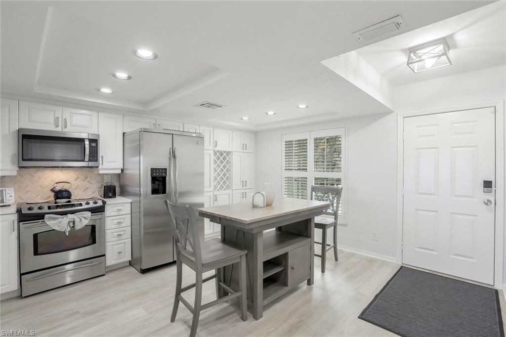 9101 Vanderbilt Dr, Unit 203, Naples, FL 34108 Photo