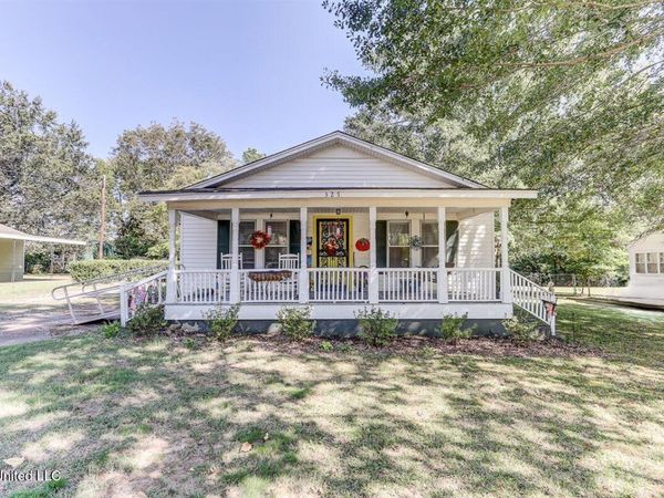325 Hamilton Street, Holly Springs, MS 38635