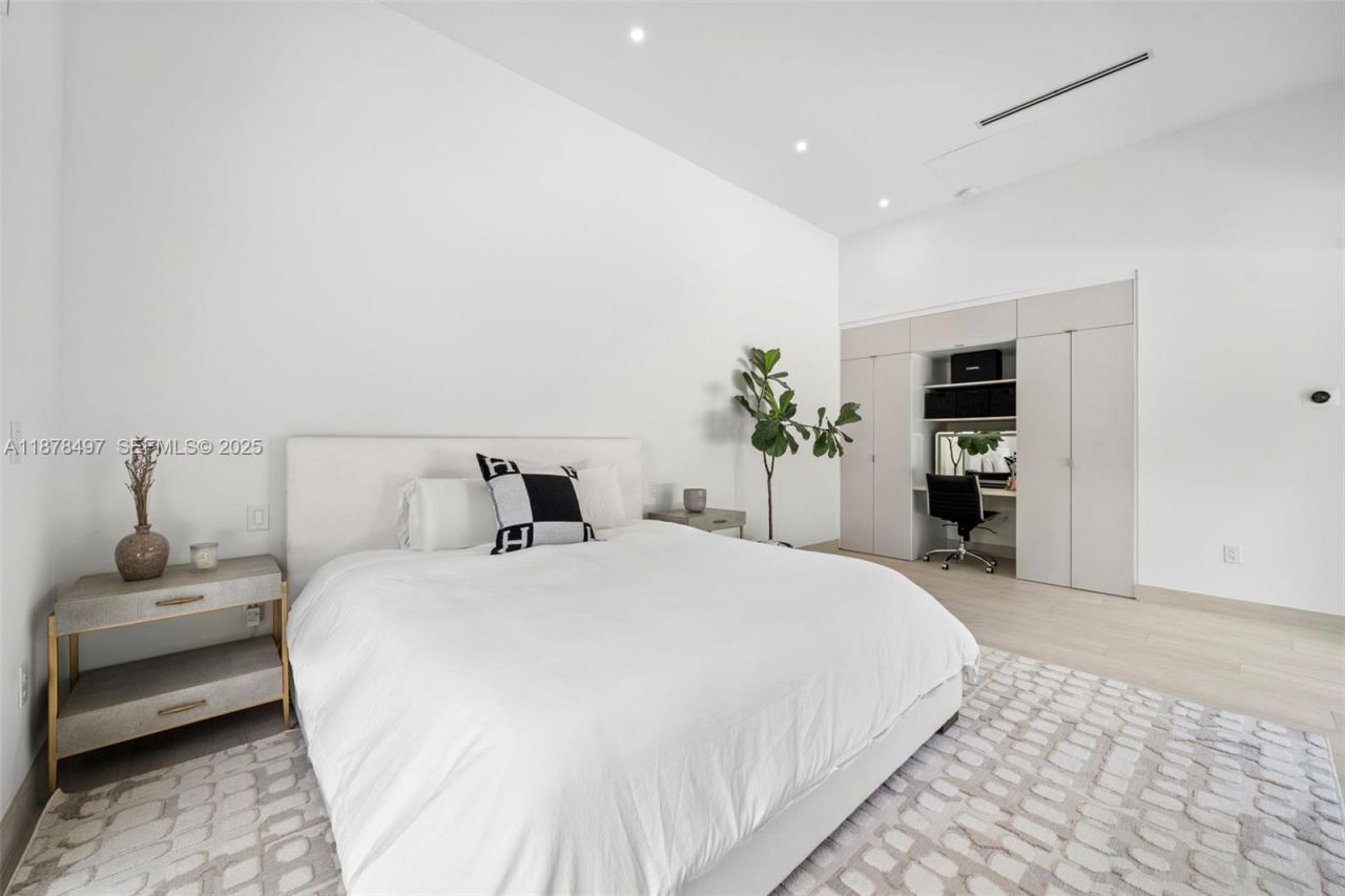 8033 Noremac Ave, Miami Beach, FL 33141 Photo