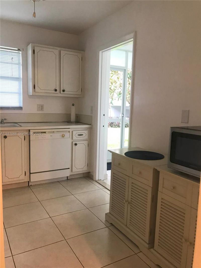 581 Blue Heron Dr, Unit 122-B, Hallandale Beach, FL 33009 Photo