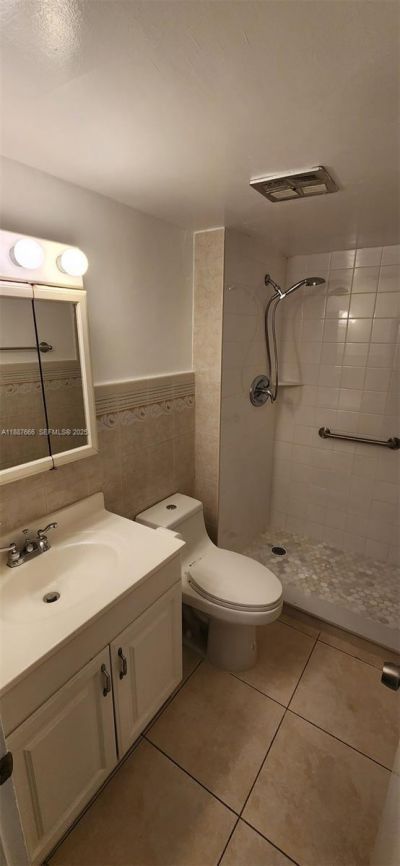 581 Blue Heron Dr, Unit 122-B, Hallandale Beach, FL 33009 Photo