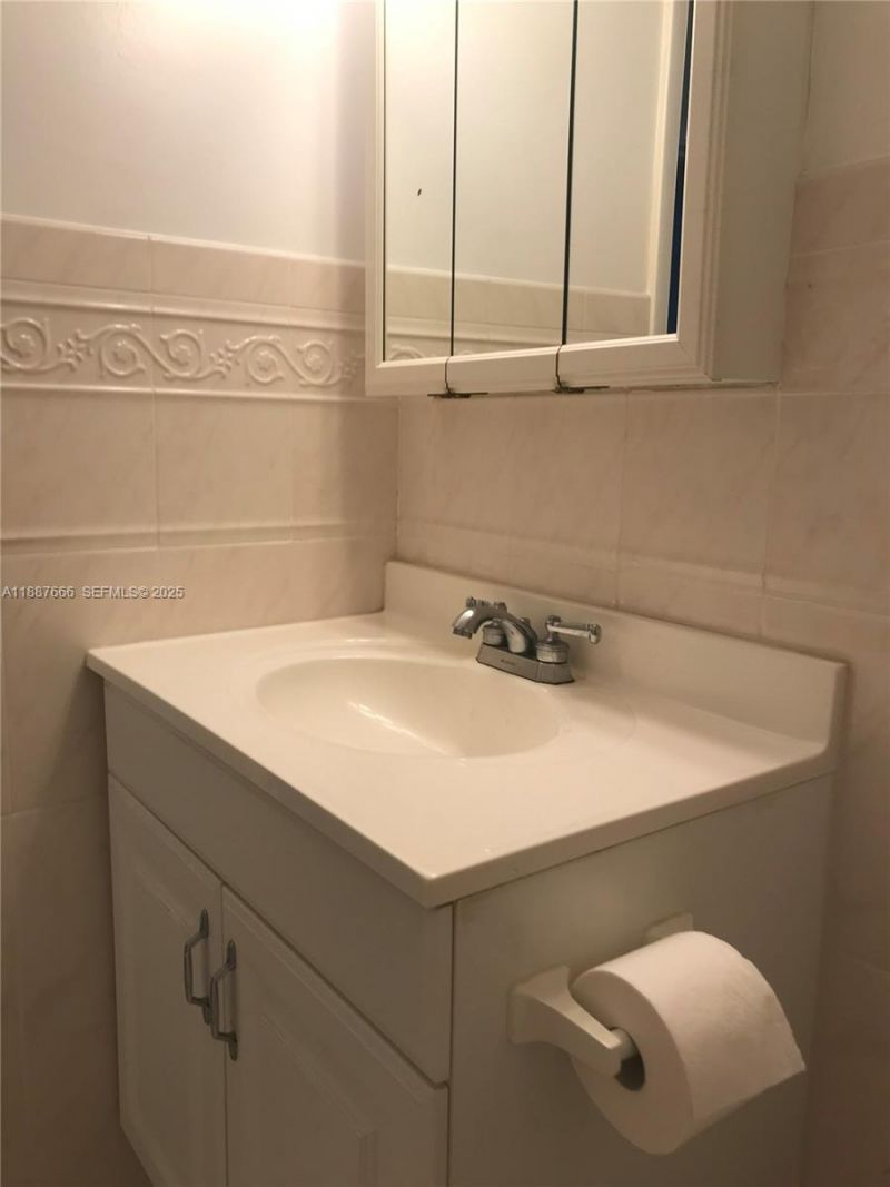 581 Blue Heron Dr, Unit 122-B, Hallandale Beach, FL 33009 Photo