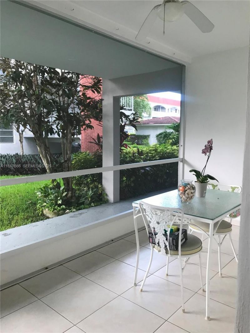 581 Blue Heron Dr, Unit 122-B, Hallandale Beach, FL 33009 Photo