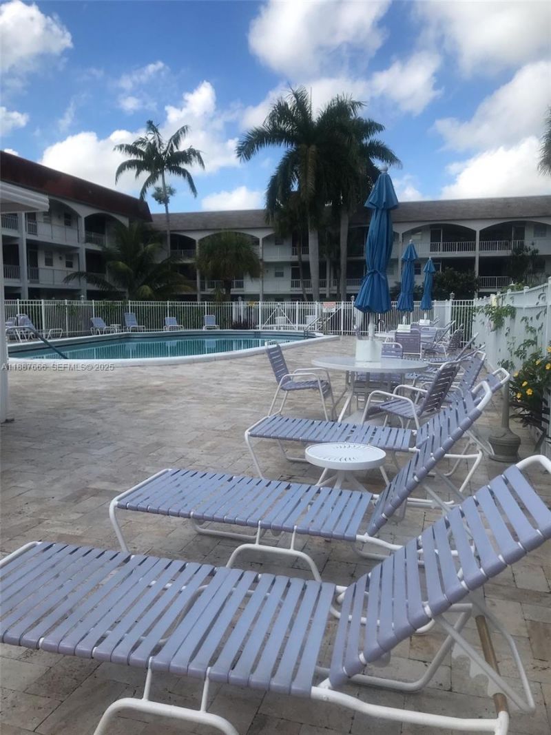 581 Blue Heron Dr, Unit 122-B, Hallandale Beach, FL 33009 Photo