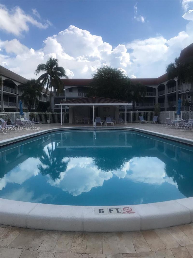 581 Blue Heron Dr, Unit 122-B, Hallandale Beach, FL 33009 Photo