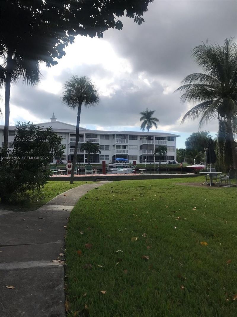 581 Blue Heron Dr, Unit 122-B, Hallandale Beach, FL 33009 Photo