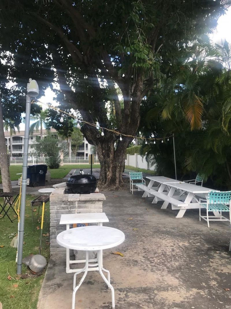 581 Blue Heron Dr, Unit 122-B, Hallandale Beach, FL 33009 Photo