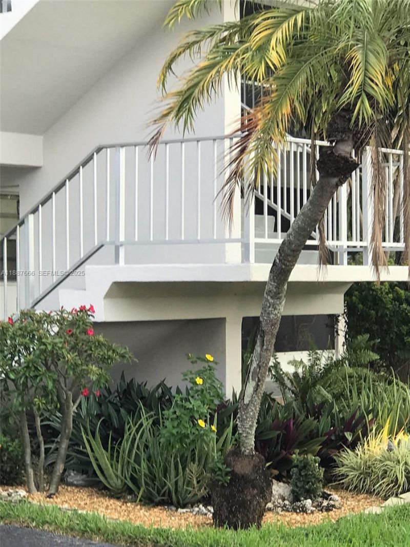 581 Blue Heron Dr, Unit 122-B, Hallandale Beach, FL 33009 Photo