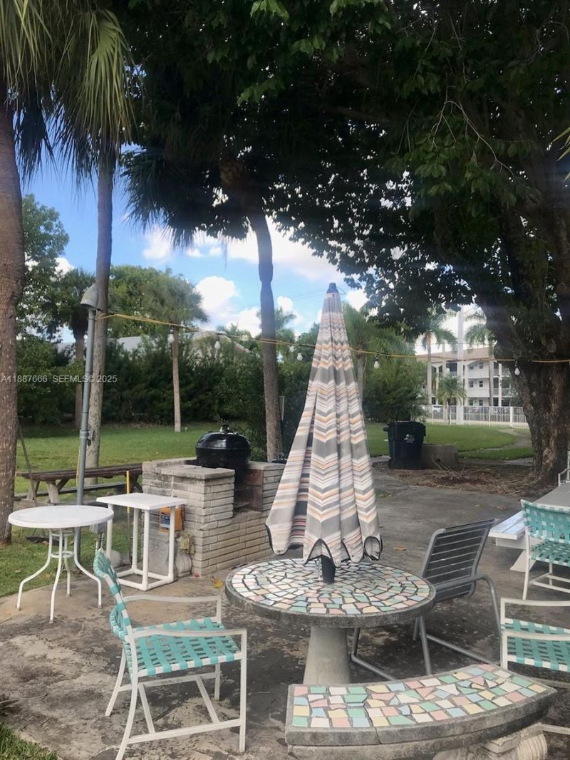 581 Blue Heron Dr, Unit 122-B, Hallandale Beach, FL 33009 Photo