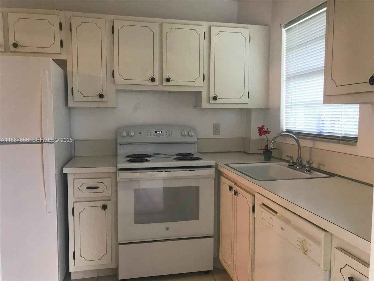 581 Blue Heron Dr, Unit 122-B, Hallandale Beach, FL 33009 Photo