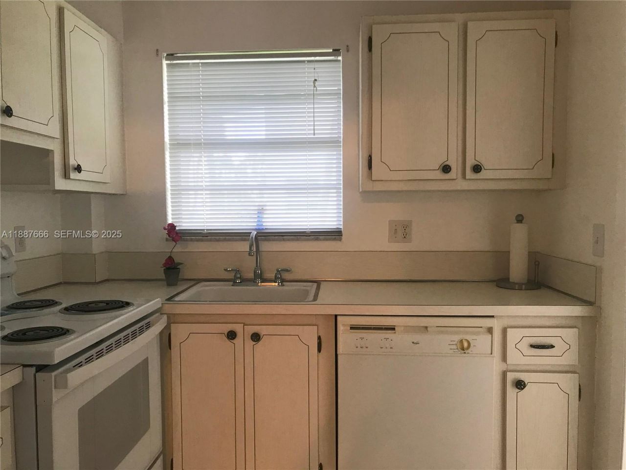 581 Blue Heron Dr, Unit 122-B, Hallandale Beach, FL 33009 Photo