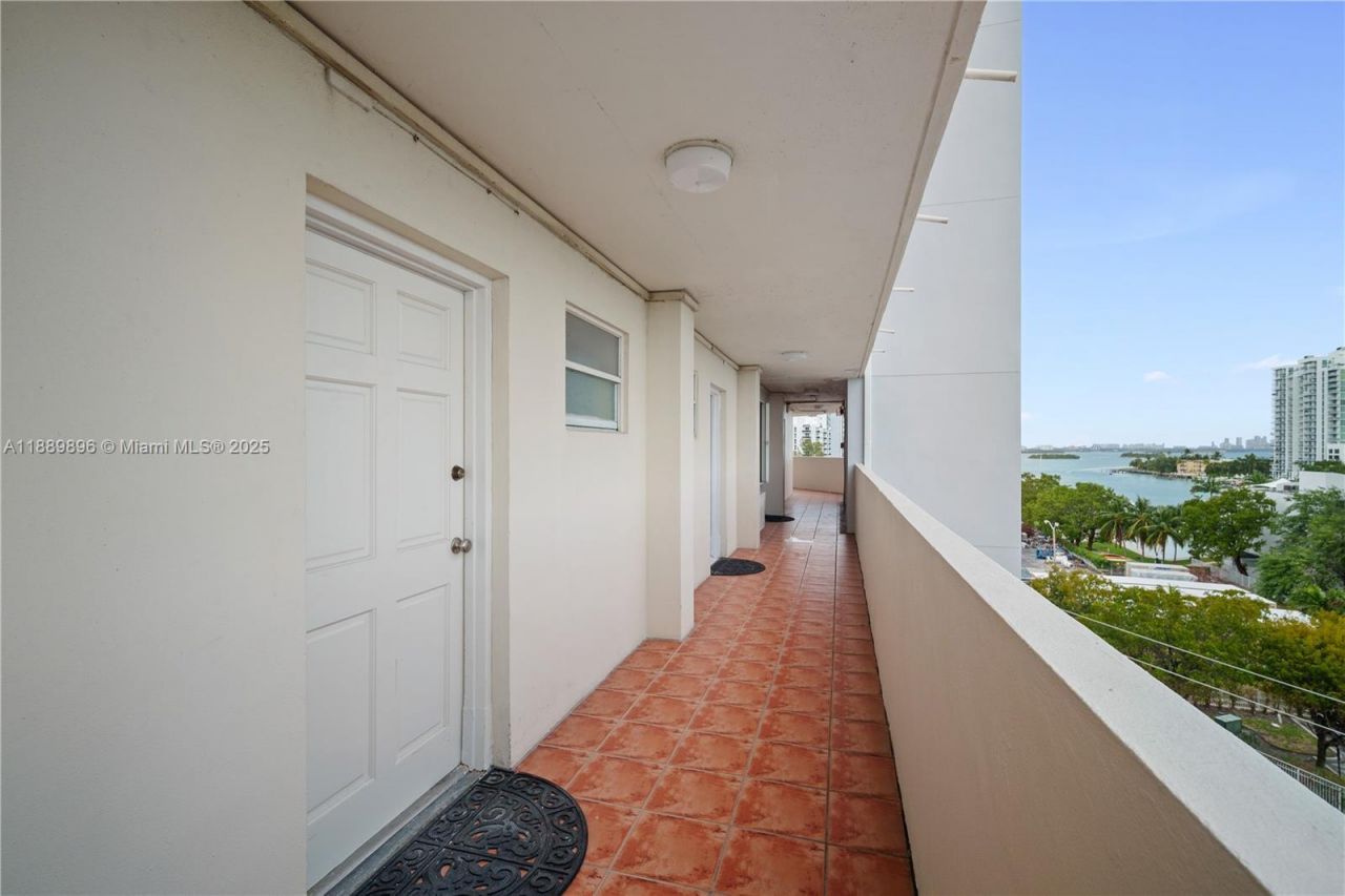7904 West Dr, Unit 605, North Bay Village, FL 33141 Photo