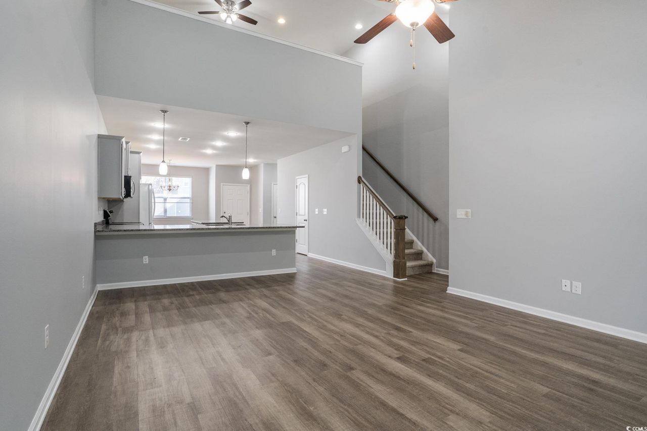 196 Machrie Loop Photo 4