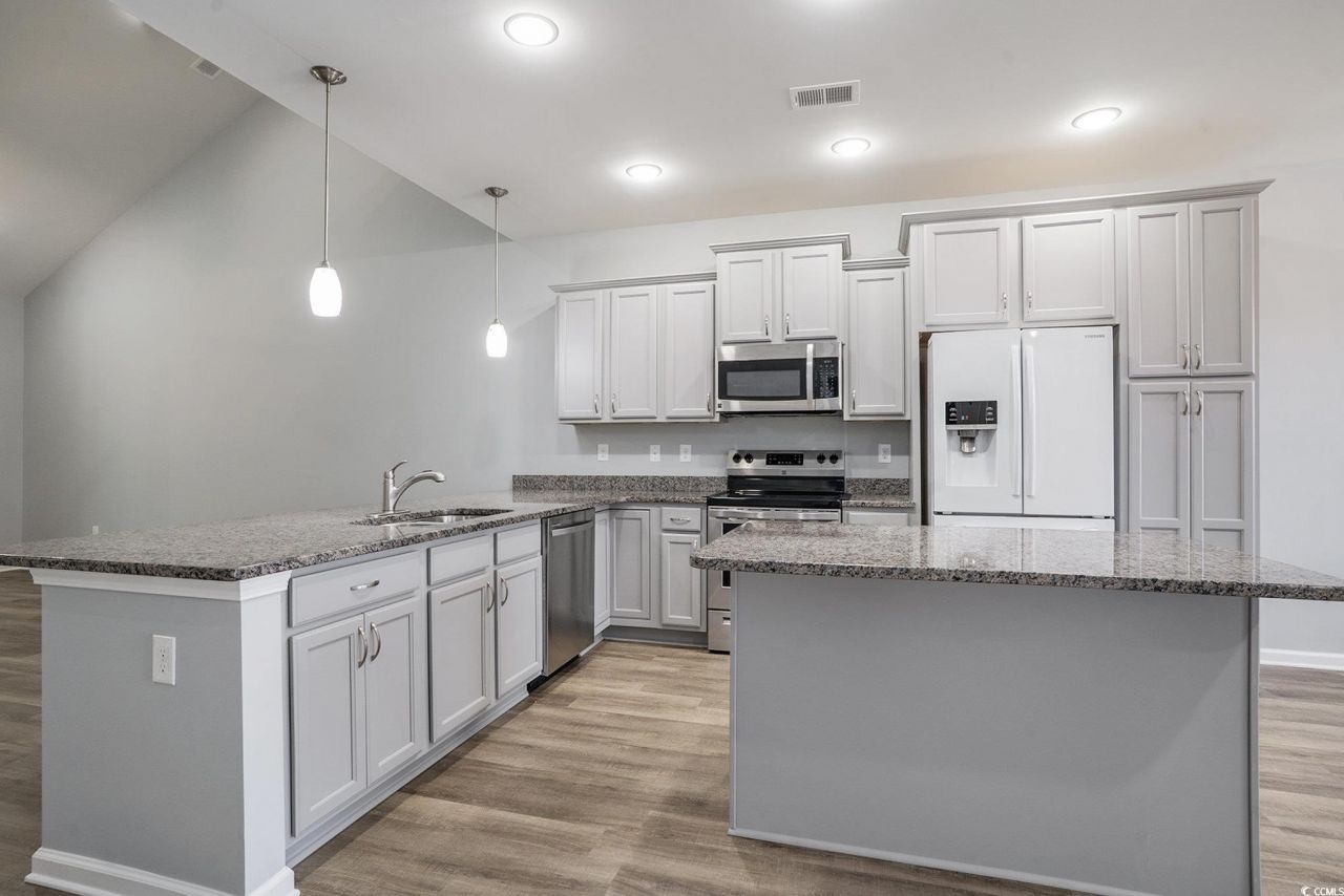 196 Machrie Loop Photo 6