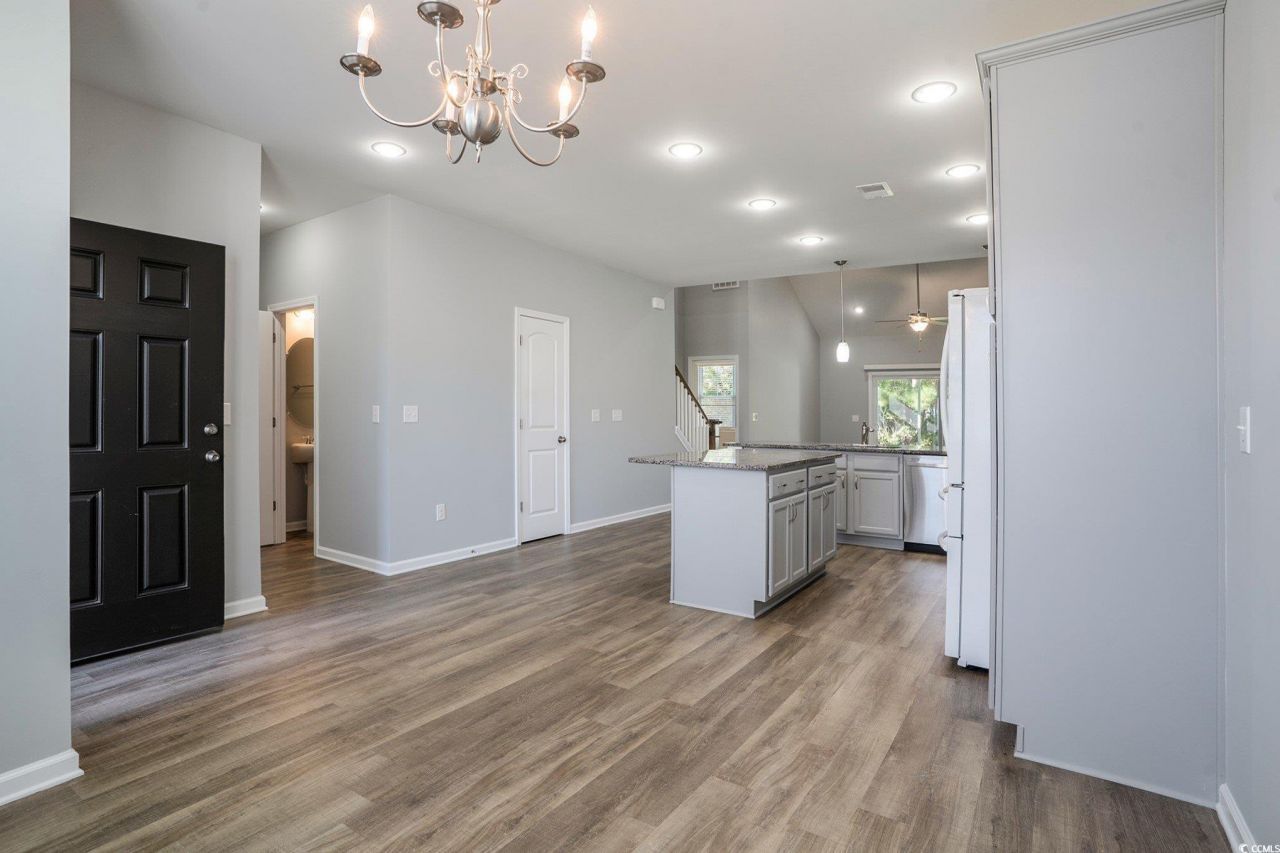 196 Machrie Loop Photo 7