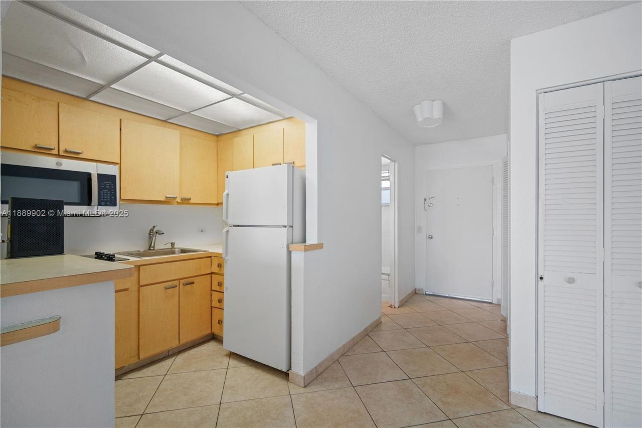 7904 West Dr, Unit 405, North Bay Village, FL 33141 Photo