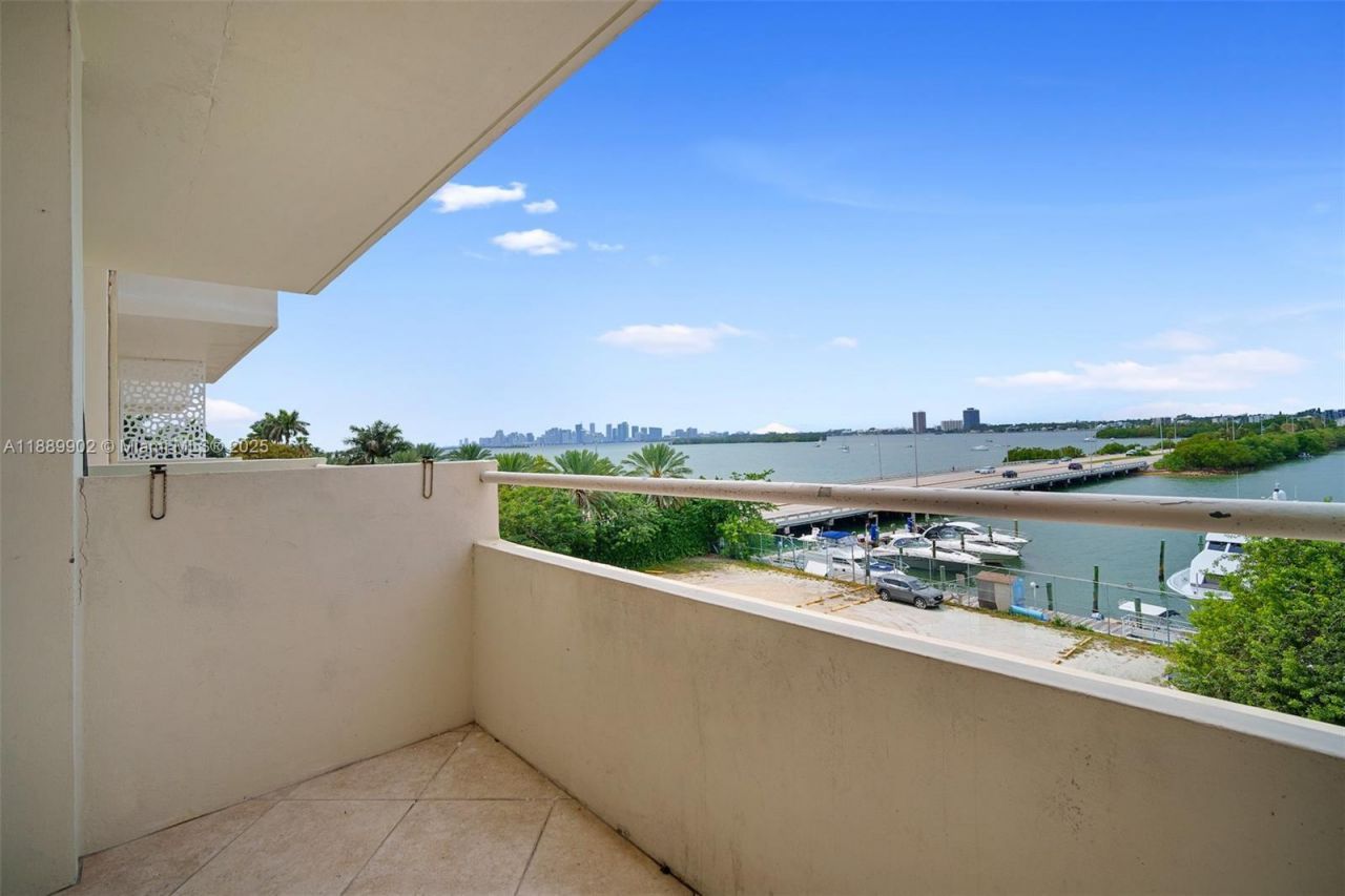 7904 West Dr, Unit 405, North Bay Village, FL 33141 Photo