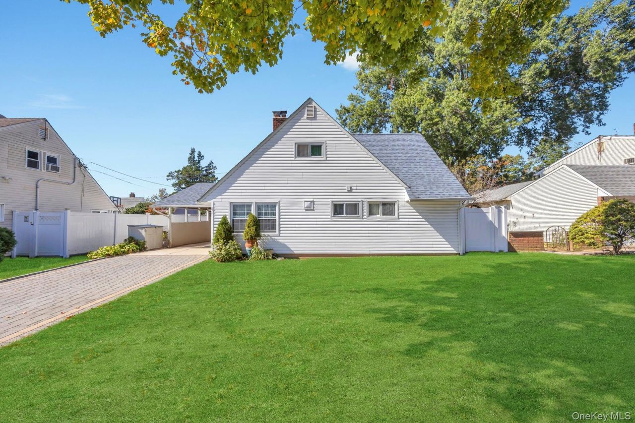 16 Cloister Lane, Hicksville, NY 11801 Main Photo