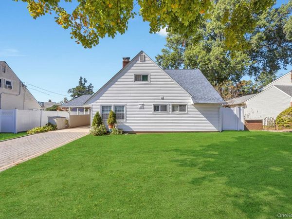 16 Cloister Lane, Hicksville, NY 11801