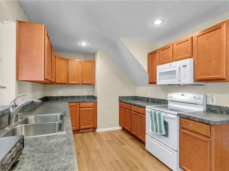 4283 Holl Avenue, Sheffield Lake, OH 44054 Photo 13