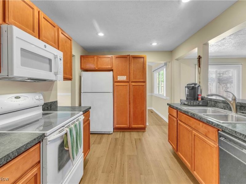 4283 Holl Avenue, Sheffield Lake, OH 44054 Photo 14