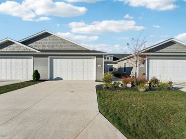 215 Silver Spring Circle, Elyria, OH 44035