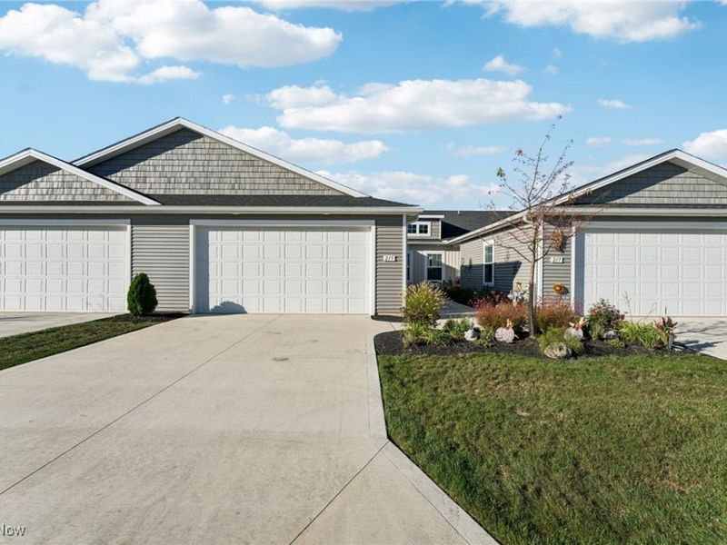 215 Silver Spring Circle, Elyria, OH 44035 Photo 1