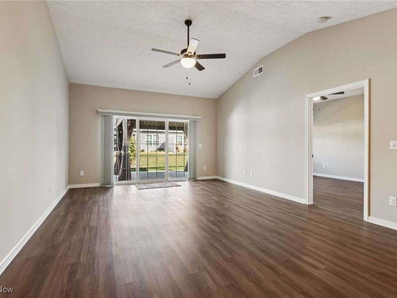 215 Silver Spring Circle, Elyria, OH 44035 Photo 10