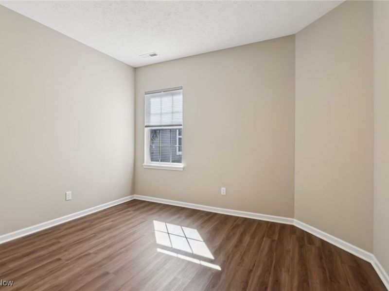 215 Silver Spring Circle, Elyria, OH 44035 Photo 16