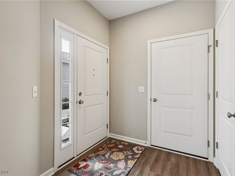 215 Silver Spring Circle, Elyria, OH 44035 Photo 4