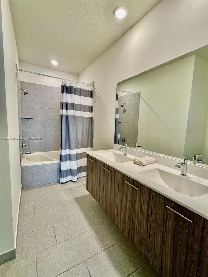 8201 NW 41st St, Unit D-407, Doral, FL 33166 Photo