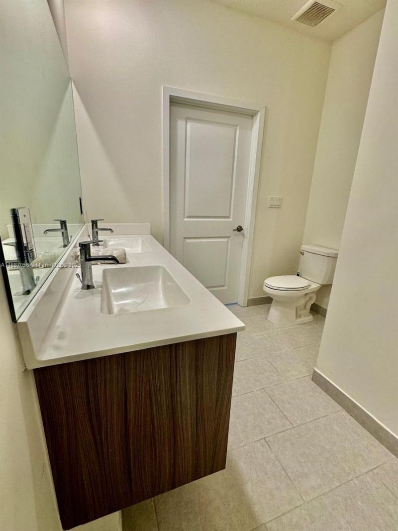 8201 NW 41st St, Unit D-407, Doral, FL 33166 Photo