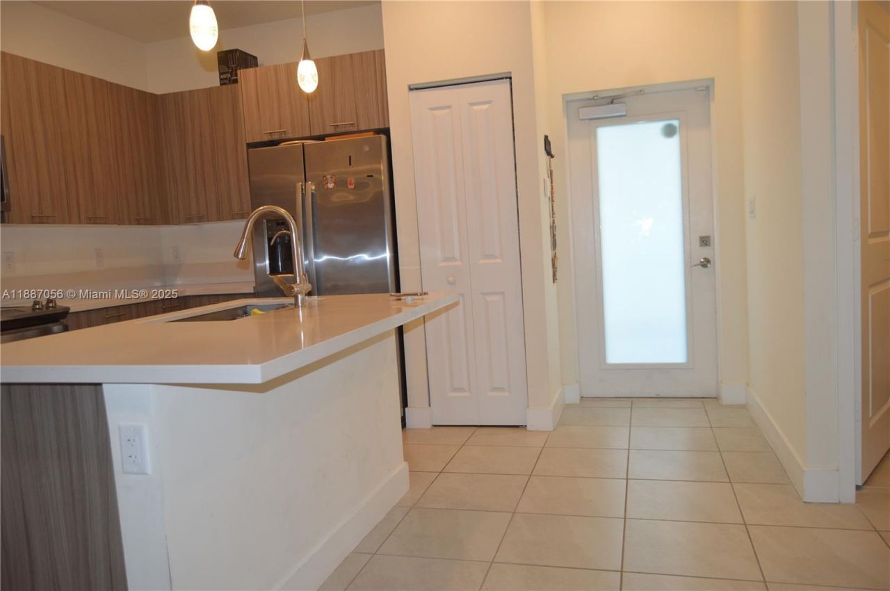 8201 NW 41st St, Unit D-407, Doral, FL 33166 Photo