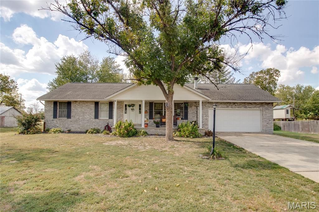 310 S Clinton Street, Bunker Hill, IL 62014 Main Photo